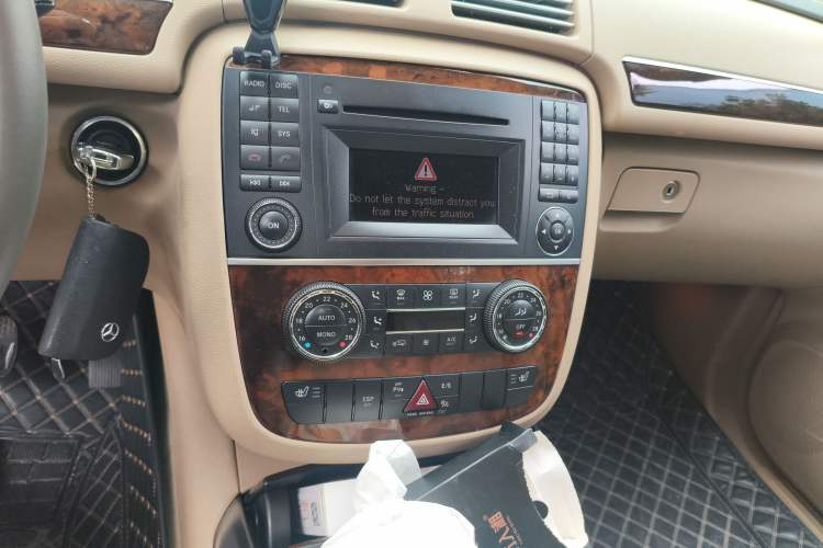 Used Mercedes-Benz R-Class 2010 R 300 L Business Model Audio And AC Panel