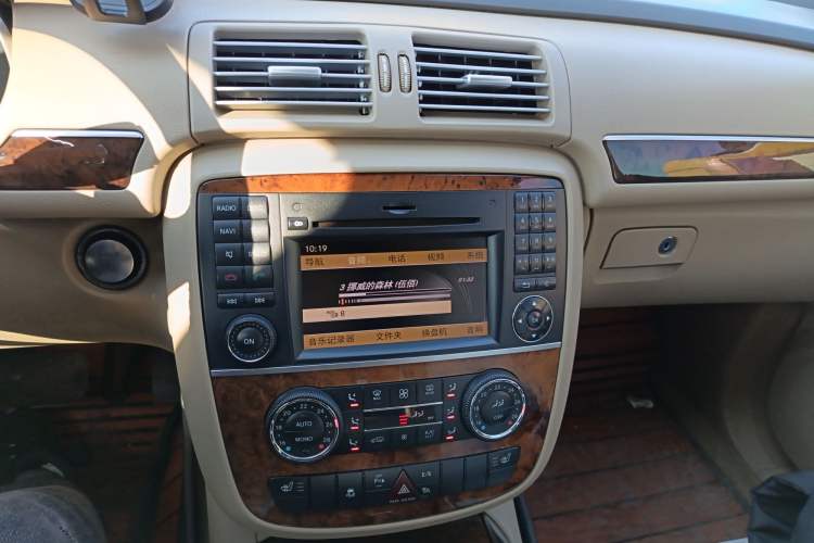 Used Mercedes-Benz R-Class 2010 R 350 L 4MATIC Audio And AC Panel