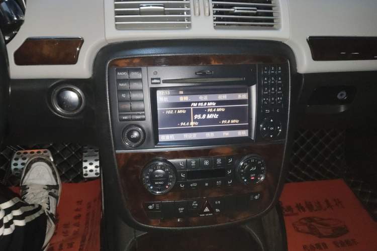 Used Mercedes-Benz R-Class 2010 R 350 L 4MATIC Audio And AC Panel