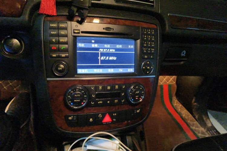 Used Mercedes-Benz R-Class 2010 R 350 L 4MATIC Audio And AC Panel