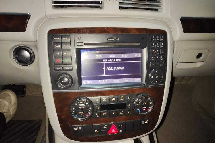 Used Mercedes-Benz R-Class 2010 R 350 L 4MATIC Audio And AC Panel