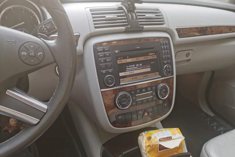 Used Mercedes-Benz R-Class 2010 R 350 L 4MATIC Audio And AC Panel