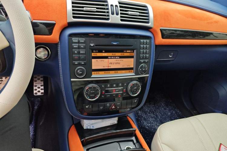 Used Mercedes-Benz R-Class 2010 R 350 L 4MATIC Audio And AC Panel