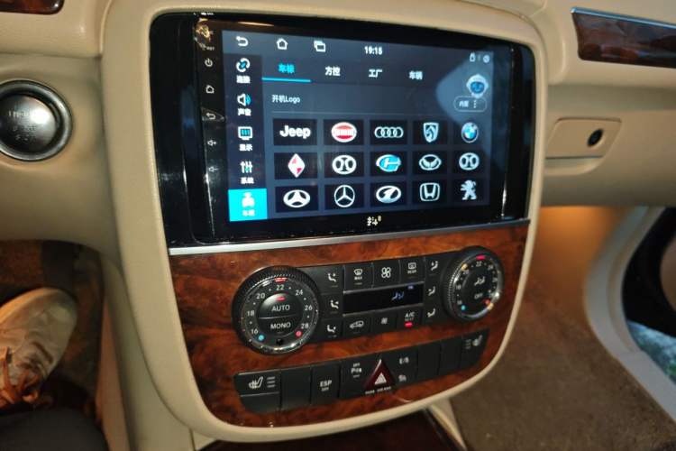 Used Mercedes-Benz R-Class 2010 R 350 L 4MATIC Audio And AC Panel