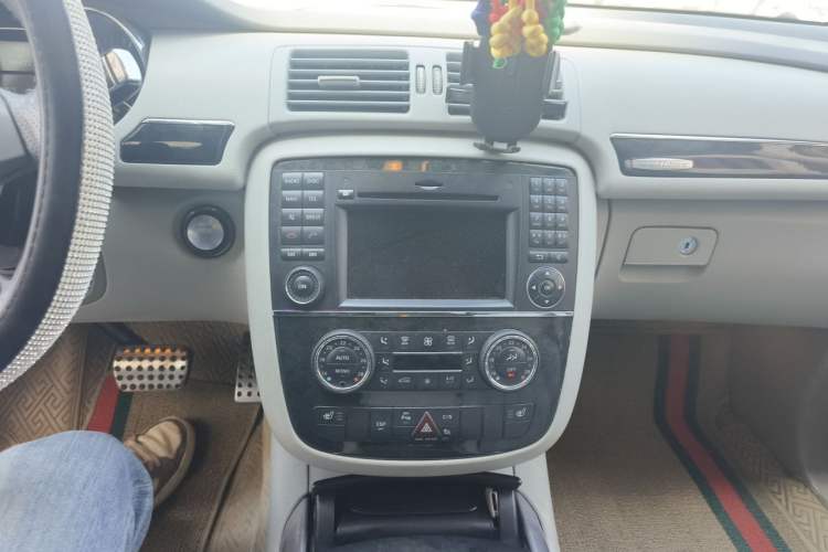 Used Mercedes-Benz R-Class 2010 R 350 L 4MATIC Grand Edition Audio And AC Panel