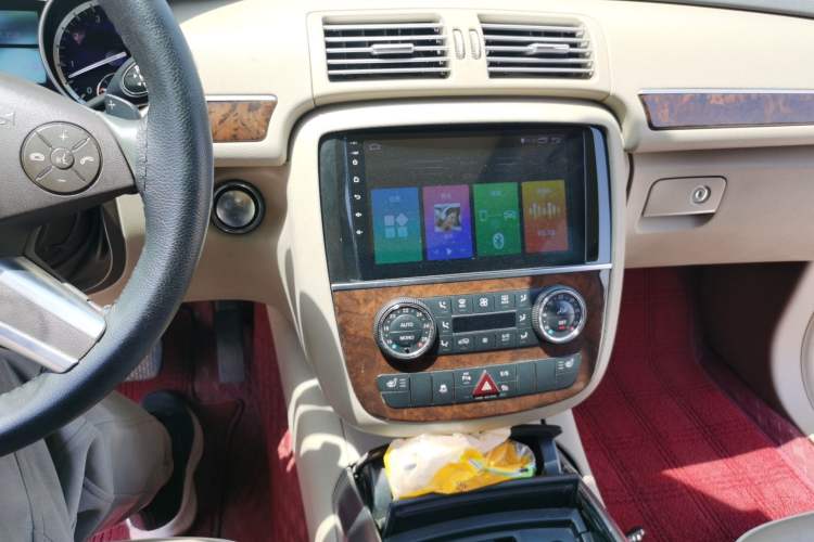 Used Mercedes-Benz R-Class 2010 R 350 L 4MATIC Audio And AC Panel