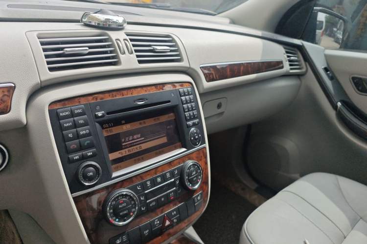 Used Mercedes-Benz R-Class 2010 R 350 L 4MATIC Audio And AC Panel