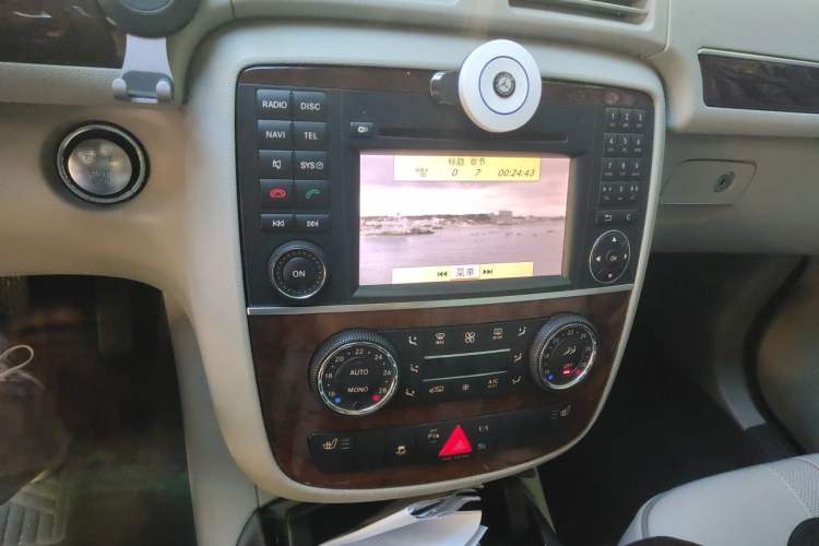 Used Mercedes-Benz R-Class 2010 R 350 L 4MATIC Audio And AC Panel