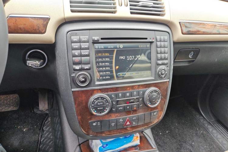 Used Mercedes-Benz R-Class 2010 R 300 L Business Model Audio And AC Panel