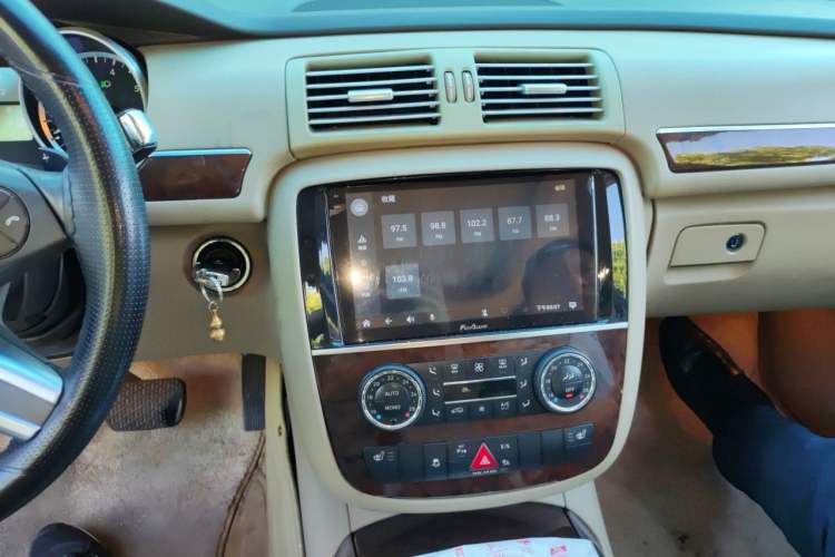 Used Mercedes-Benz R-Class 2010 R 350 L 4MATIC Audio And AC Panel