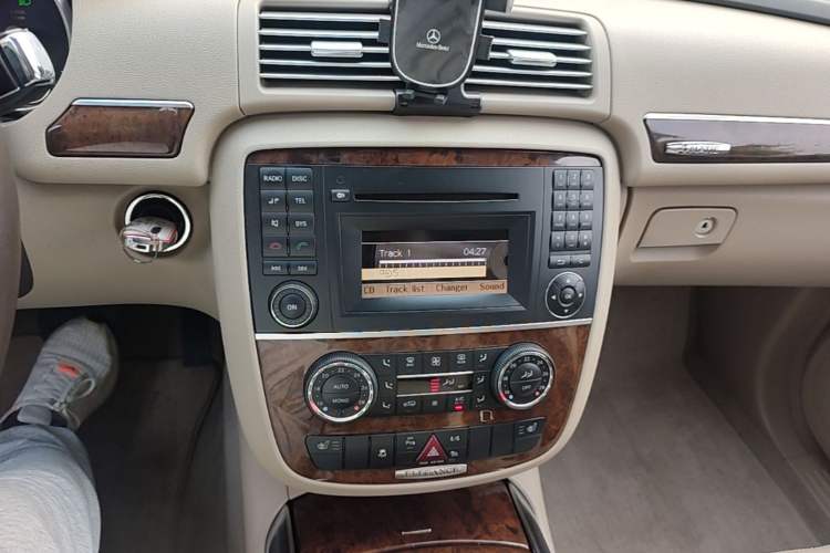 Used Mercedes-Benz R-Class 2010 R 300 L Business Model Audio And AC Panel