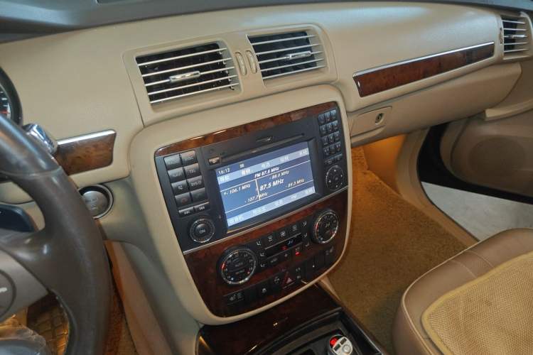Used Mercedes-Benz R-Class 2010 R 350 L 4MATIC Audio And AC Panel