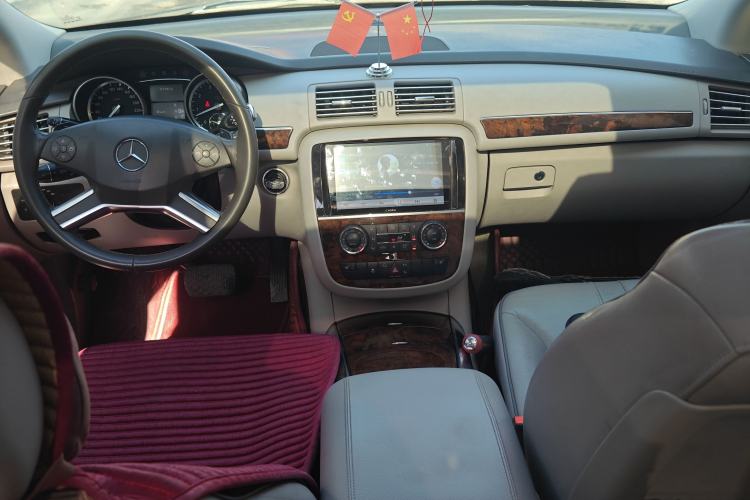 Used Mercedes-Benz R-Class 2010 R 350 L 4MATIC Center Console