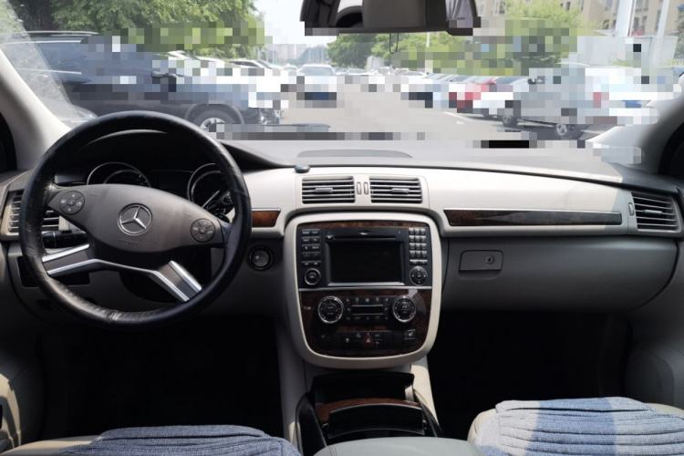 Used Mercedes-Benz R-Class 2010 R 350 L 4MATIC Center Console