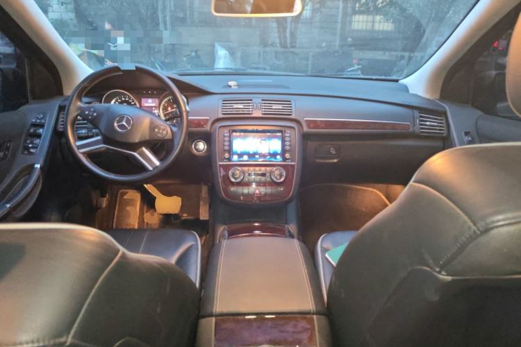 Used Mercedes-Benz R-Class 2010 R 500 L 4MATIC Grand Edition Center Console