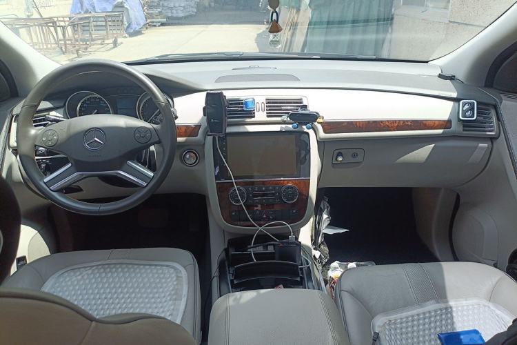 Used Mercedes-Benz R-Class 2010 R 350 L 4MATIC Center Console