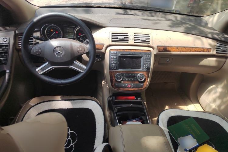 Used Mercedes-Benz R-Class 2010 R 300 L Luxury Model Center Console