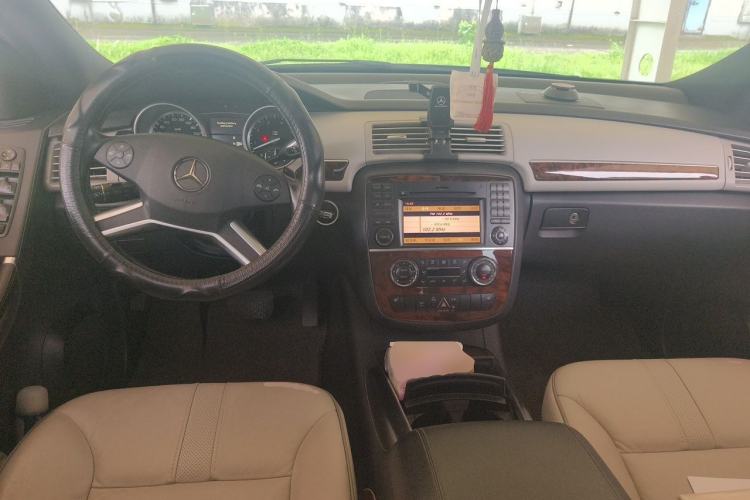 Used Mercedes-Benz R-Class 2010 R 300 L Luxury Model Center Console