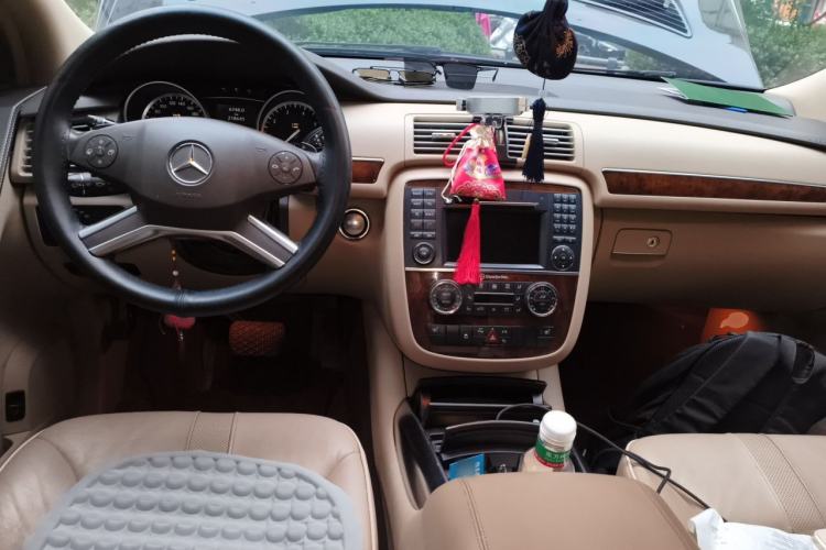 Used Mercedes-Benz R-Class 2010 R 350 L 4MATIC Center Console
