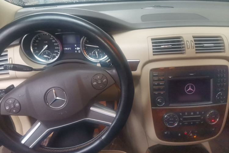 Used Mercedes-Benz R-Class 2010 R 350 L 4MATIC Center Console