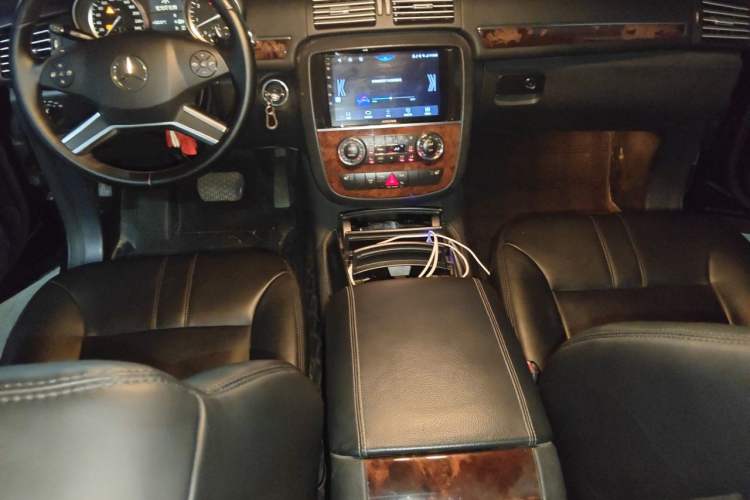 Used Mercedes-Benz R-Class 2010 R 350 L 4MATIC Grand Edition Center Console