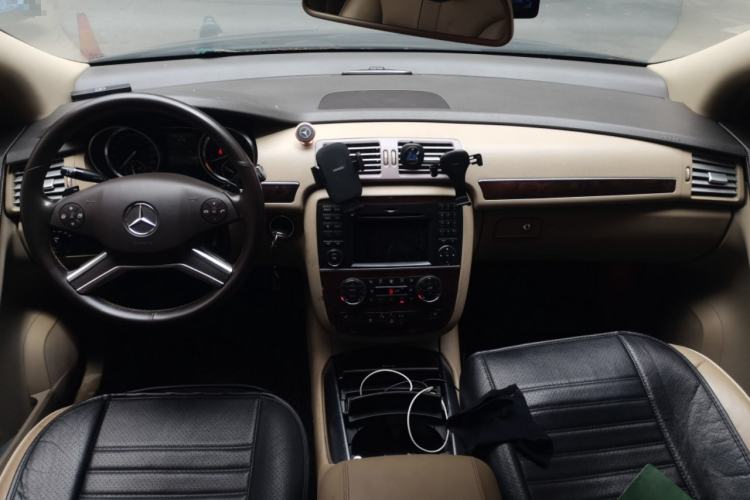 Used Mercedes-Benz R-Class 2010 R 300 L Luxury Model Center Console