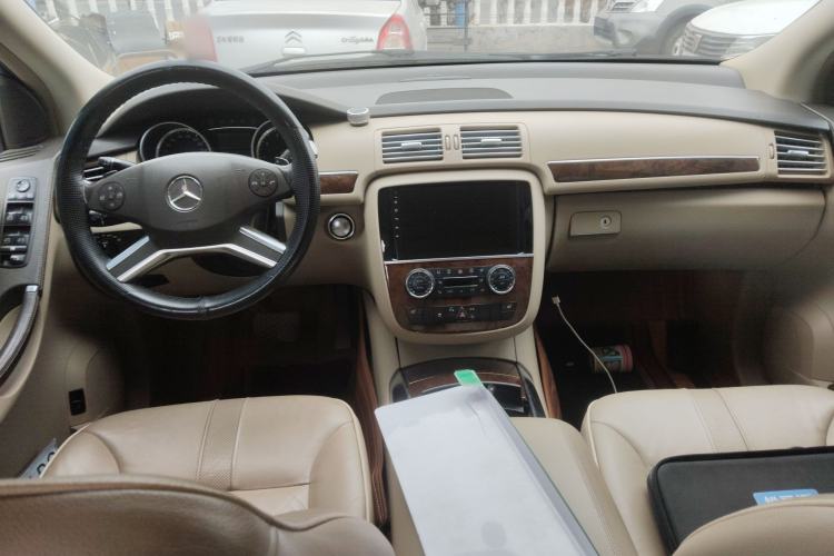 Used Mercedes-Benz R-Class 2010 R 350 L 4MATIC Center Console