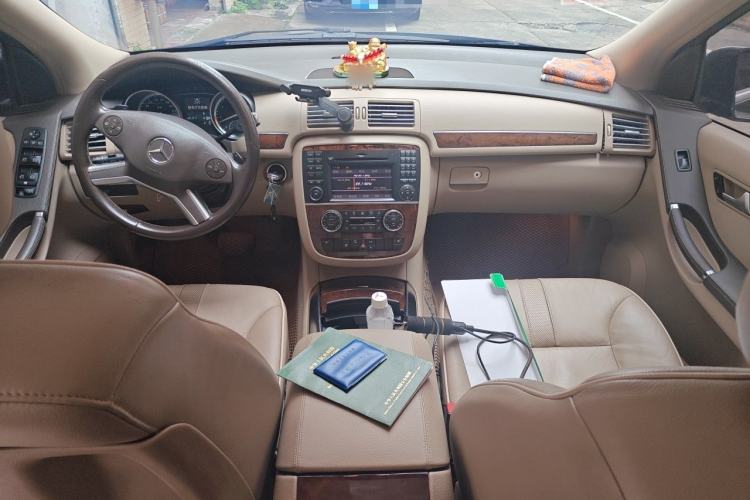 Used Mercedes-Benz R-Class 2010 R 300 L Luxury Model Center Console