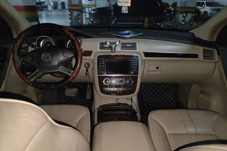 Used Mercedes-Benz R-Class 2010 R 350 L 4MATIC Center Console