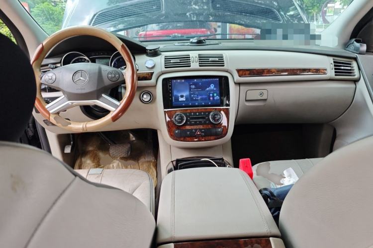 Used Mercedes-Benz R-Class 2010 R 350 L 4MATIC Grand Edition Center Console