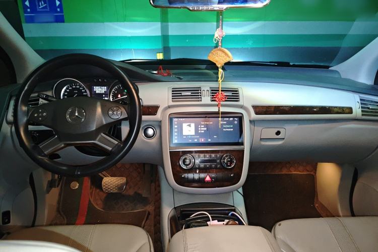 Used Mercedes-Benz R-Class 2010 R 350 L 4MATIC Center Console