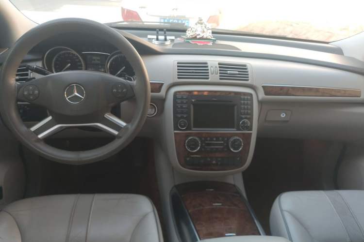 Used Mercedes-Benz R-Class 2010 R 350 L 4MATIC Center Console