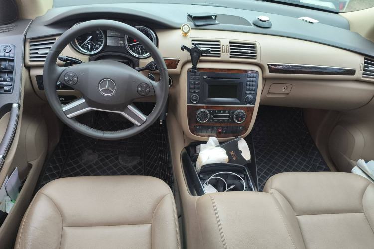 Used Mercedes-Benz R-Class 2010 R 300 L Business Model Center Console