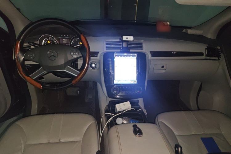 Used Mercedes-Benz R-Class 2010 R 350 L 4MATIC Center Console