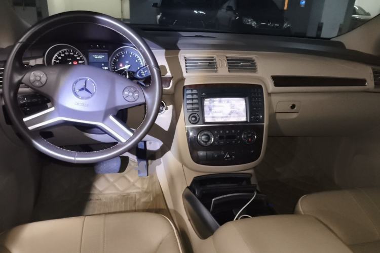 Used Mercedes-Benz R-Class 2010 R 300 L Luxury Model Center Console