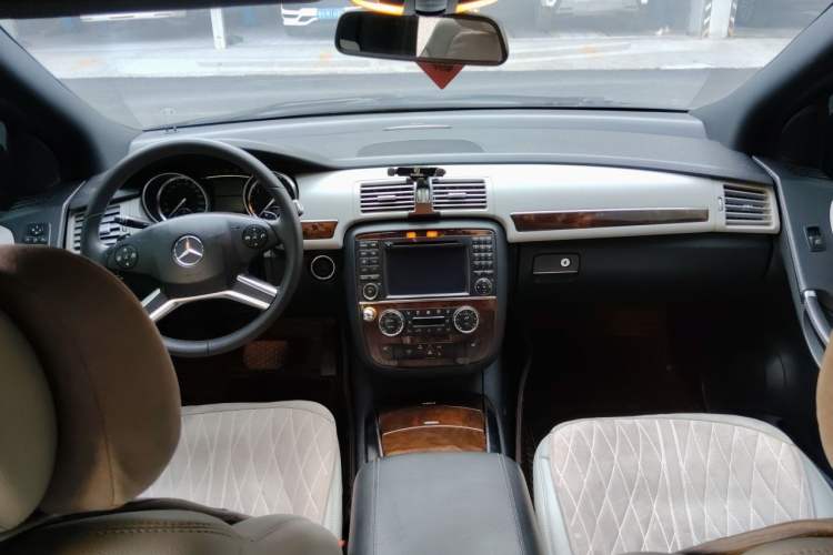 Used Mercedes-Benz R-Class 2010 R 300 L Business Model Center Console