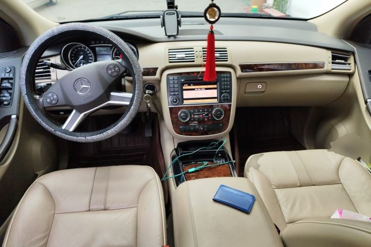 Used Mercedes-Benz R-Class 2010 R 300 L Luxury Model Center Console