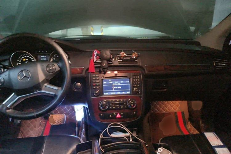 Used Mercedes-Benz R-Class 2010 R 350 L 4MATIC Center Console