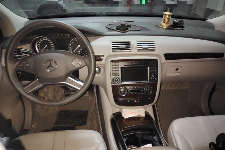 Used Mercedes-Benz R-Class 2010 R 350 L 4MATIC Center Console