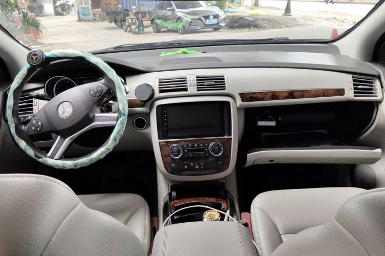 Used Mercedes-Benz R-Class 2010 R 300 L Business Model Center Console