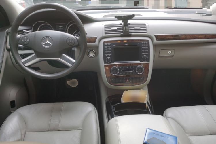 Used Mercedes-Benz R-Class 2010 R 350 L 4MATIC Center Console
