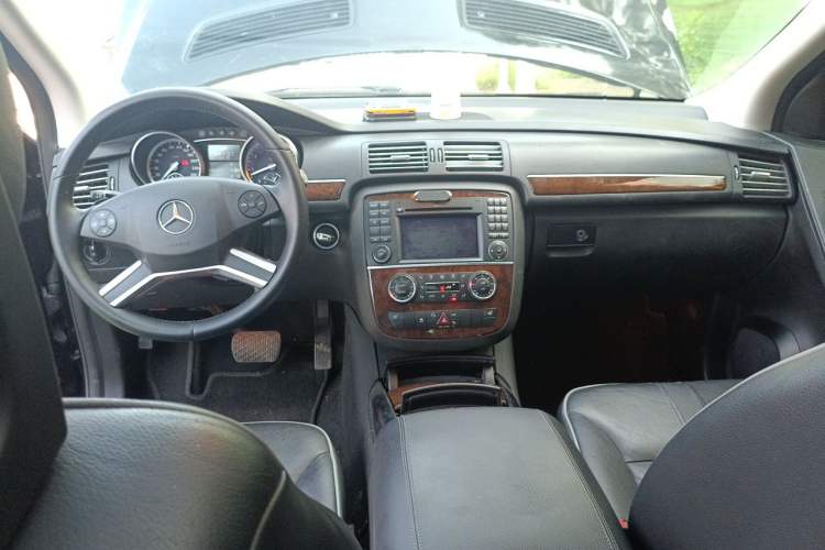 Used Mercedes-Benz R-Class 2010 R 300 L Luxury Model Center Console