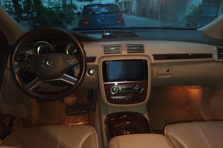 Used Mercedes-Benz R-Class 2010 R 350 L 4MATIC Center Console