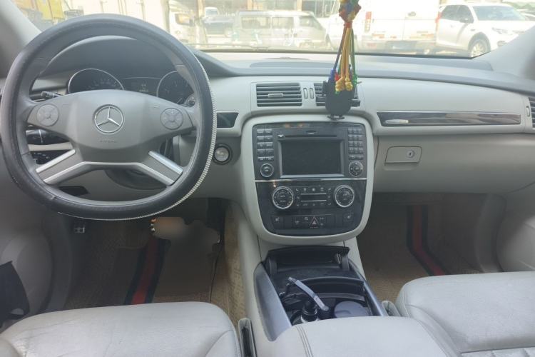 Used Mercedes-Benz R-Class 2010 R 350 L 4MATIC Grand Edition Center Console