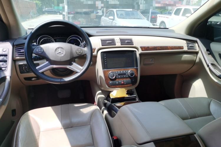 Used Mercedes-Benz R-Class 2010 R 350 L 4MATIC Center Console