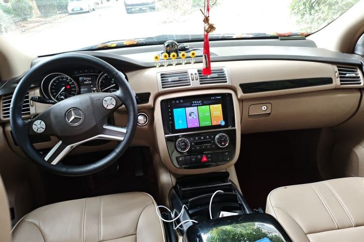 Used Mercedes-Benz R-Class 2010 R 350 L 4MATIC Center Console
