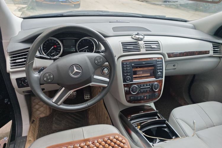 Used Mercedes-Benz R-Class 2010 R 350 L 4MATIC Center Console