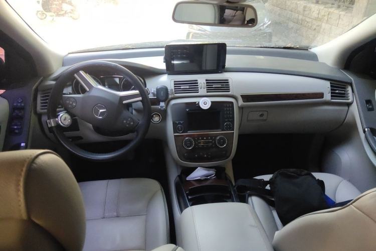 Used Mercedes-Benz R-Class 2010 R 350 L 4MATIC Center Console