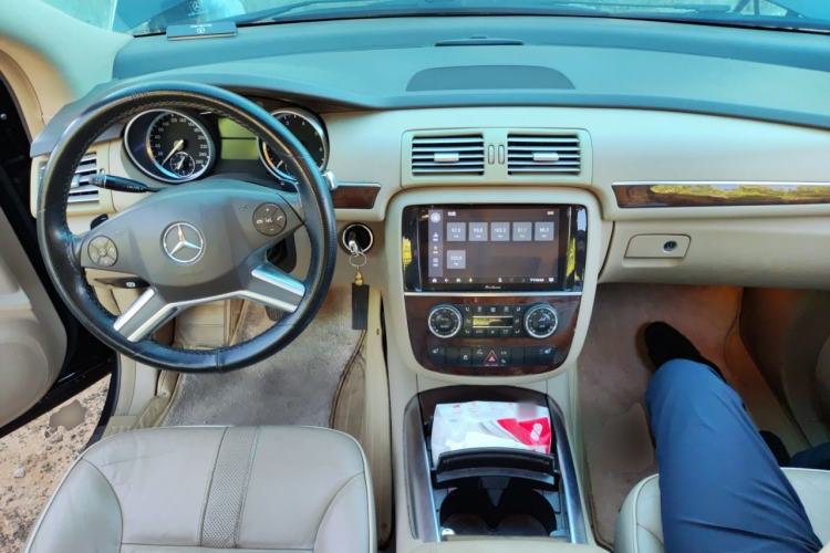 Used Mercedes-Benz R-Class 2010 R 350 L 4MATIC Center Console