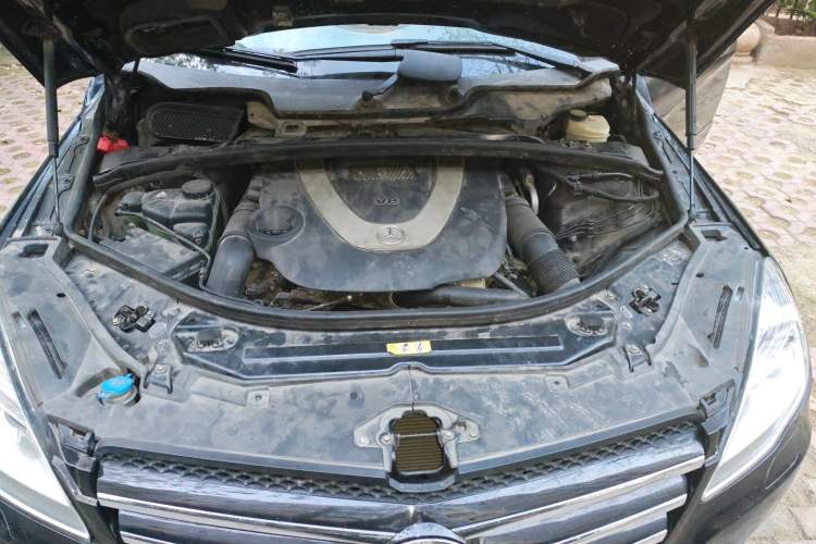 Used Mercedes-Benz R-Class 2010 R 500 L 4MATIC Grand Edition Engine Bay